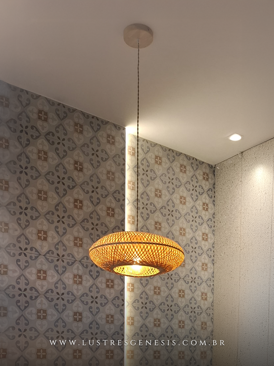 Luminária pendente de fibra de bambu Ø40cm modelo Batu, ideal para mesas, balcão de cozinha, área gourmet e sítios, da marca GMH.